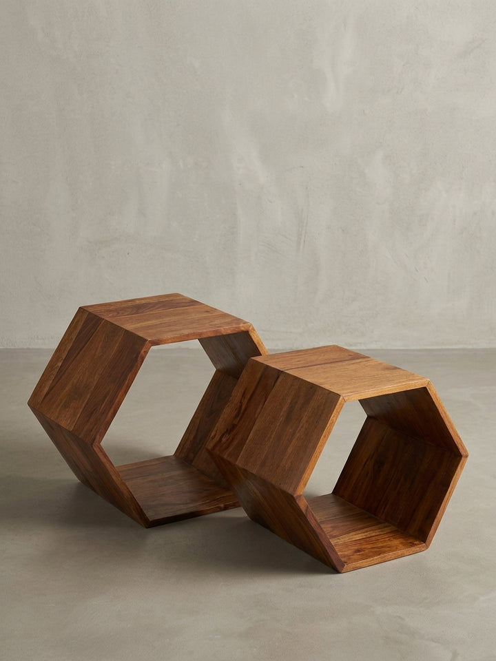 Freigestelltes 2er Set Beistelltische in Wabenform von vorne. Die massiven Holztische aus Sheesham bestechen durch ihr offenes Sechseck Design und die natürliche, warme Ausstrahlung._