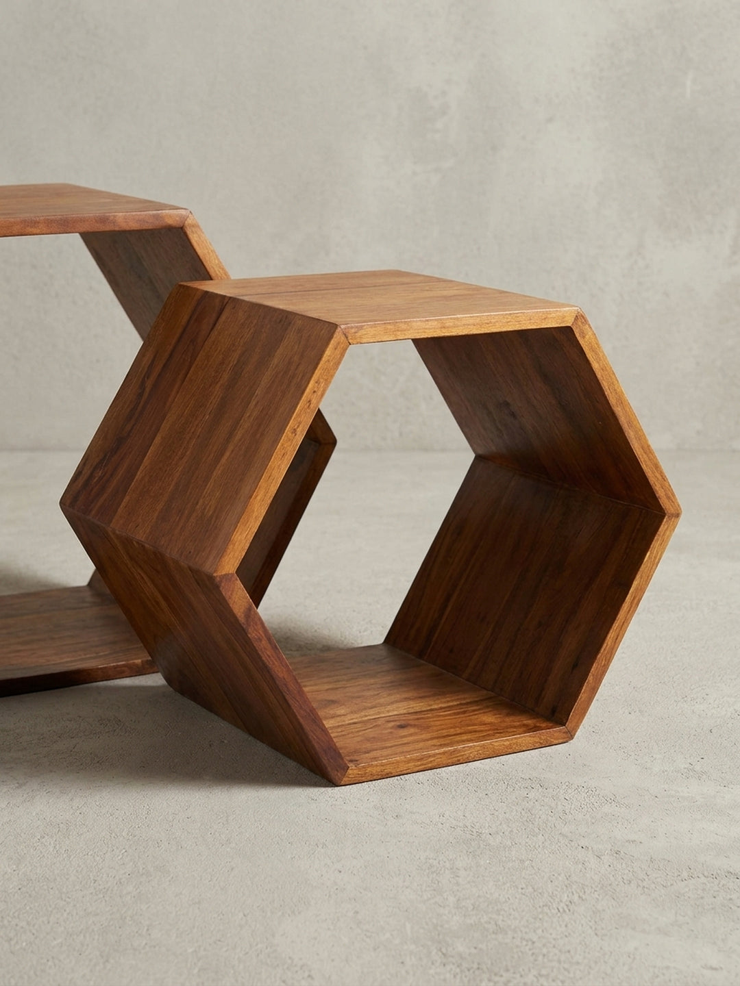 Makro-Aufnahme der Holzkanten des Designer Satztisches. Die sorgfältig geschliffenen Kanten und die individuelle Struktur des Massivholzes machen jeden Wohnzimmertisch zum Unikat._