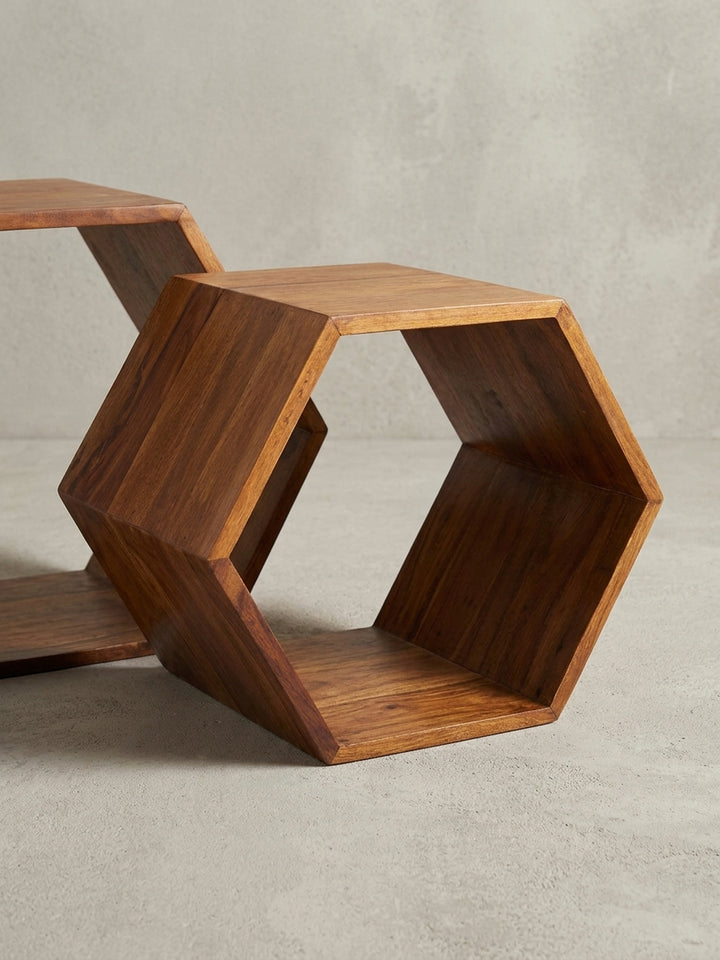 Makro-Aufnahme der Holzkanten des Designer Satztisches. Die sorgfältig geschliffenen Kanten und die individuelle Struktur des Massivholzes machen jeden Wohnzimmertisch zum Unikat._