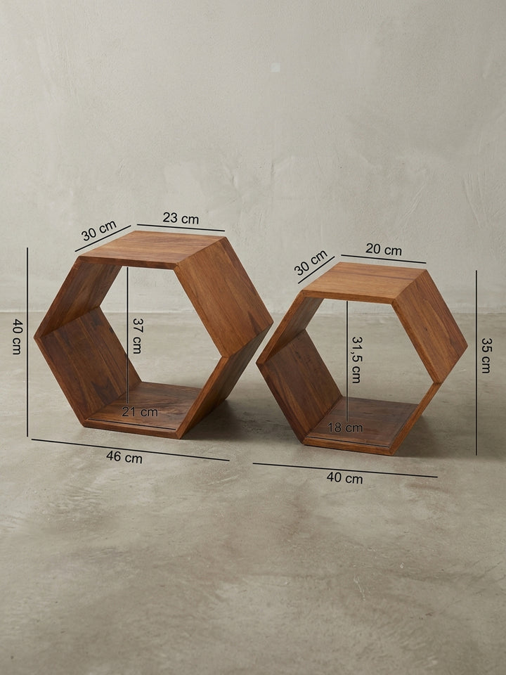 Alternative Perspektive des asymmetrisch arrangierten Beistelltisch Sets. Die warme Farbgebung des Sheeshamholzes harmoniert perfekt mit dem geometrischen, modernen Möbeldesign._