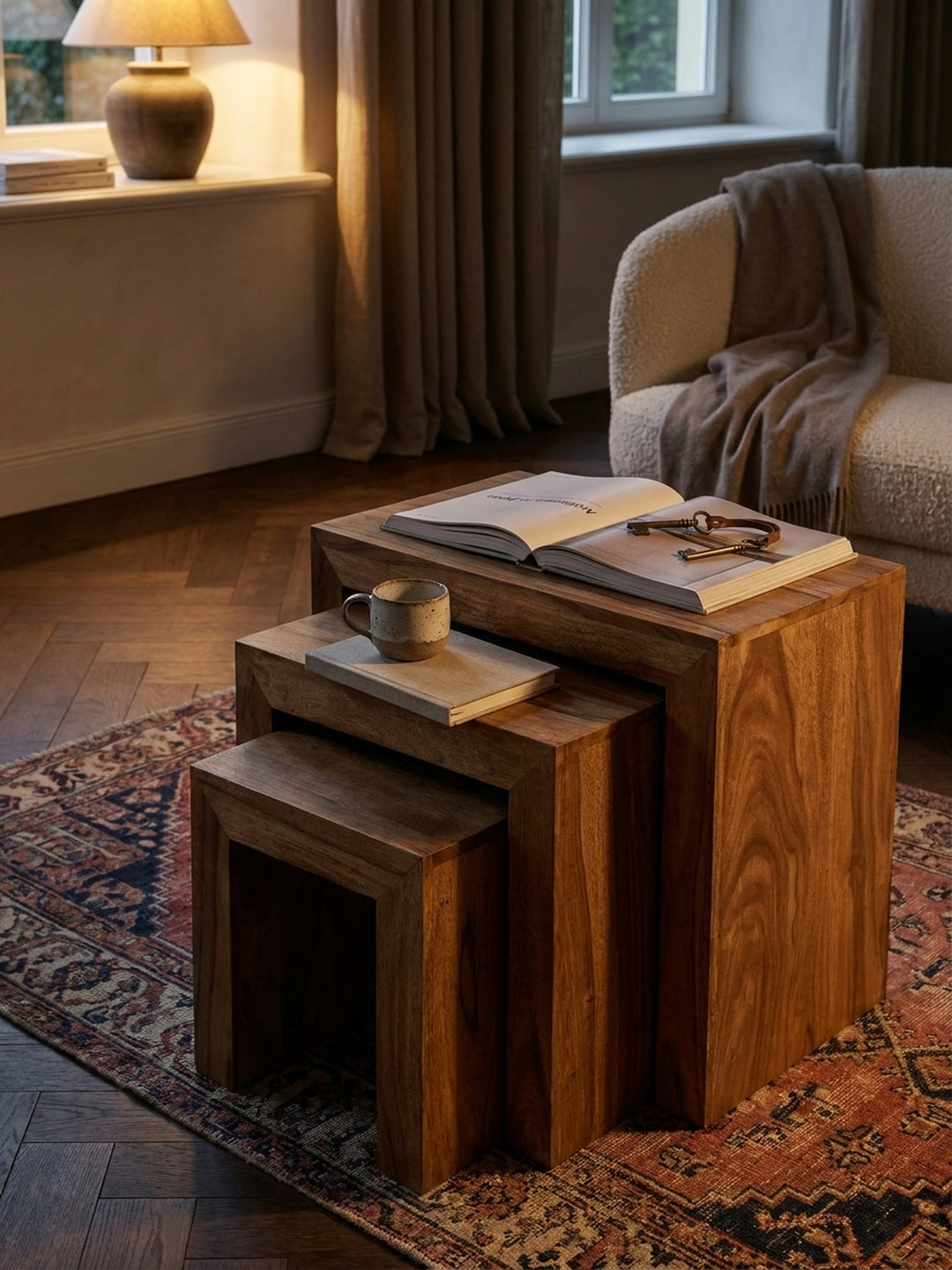 Satztische aus honigfarbenem Akazie-Massivholz im Einsatz Wohnzimmer dekoriert mit Styling-Accessoires Wohnatmosphäre gemütlich eingerichtet Wohnen Einrichtung Interior Zuhause Design modern_