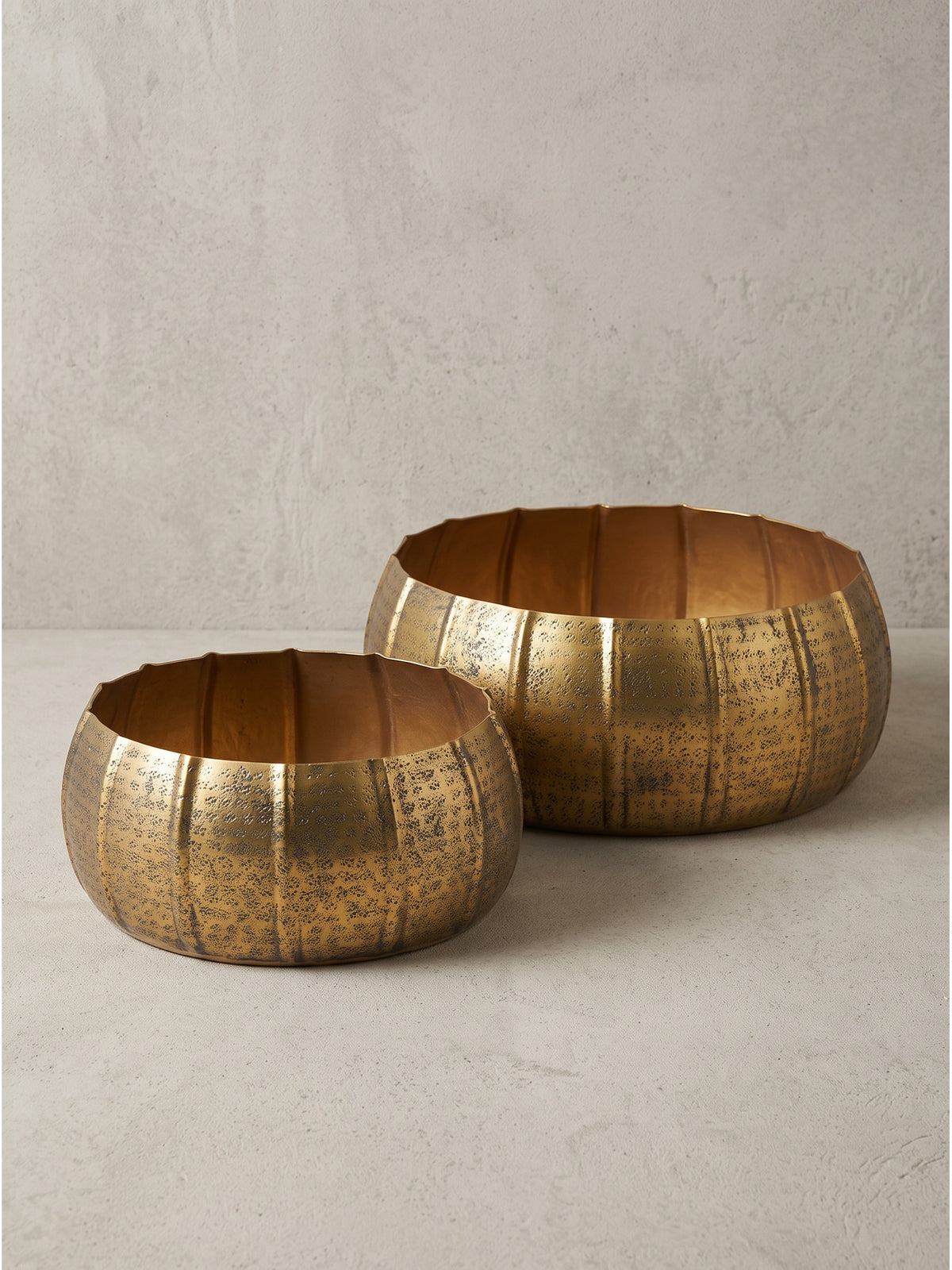 Detaillierte Betrachtung des inneren glatten Gold-Finishs im spannenden Kontrast zur rauen äußeren Hammerschlag-Textur des Aluminium-Blumentopfs