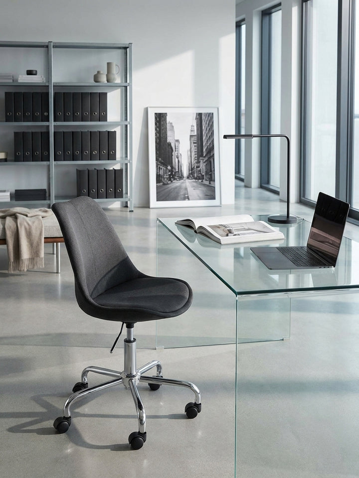 Bürostuhl Eiche Massivholz schwarz 65x65x94 cm kombiniert mit passenden Möbeln Home Office Einrichtungsidee Möbelensemble mit Rollen und Drehfunktion harmonisch Wohnen Interior Zuhause_