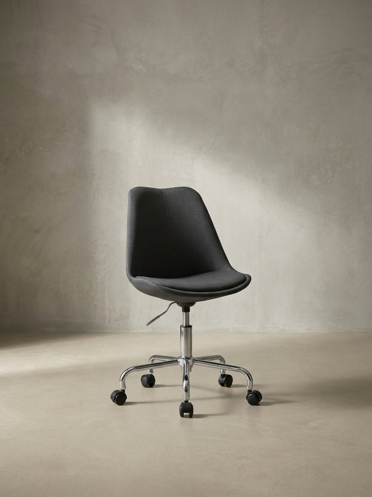 Bürostuhl Eiche Massivholz schwarz Maße 65x65x94 cm Höhe Breite Tiefe Maßzeichnung Produktmaße mit Rollen und Drehfunktion Möbel Design Home Office Wohnen Einrichtung Interior Zuhause_