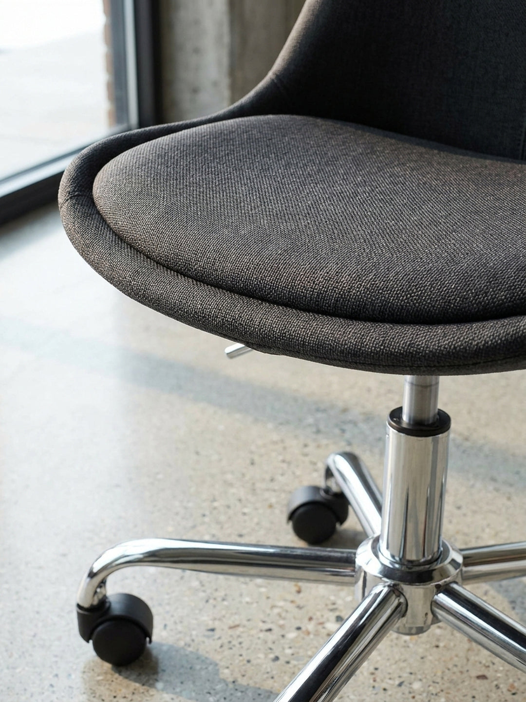 Bürostuhl Eiche Massivholz schwarz Nahaufnahme feine Eichenholz-Maserung mit gleichmäßiger Struktur und natürlichem Farbverlauf mit Rollen und Drehfunktion Qualität Möbel Home Office Wohnen_