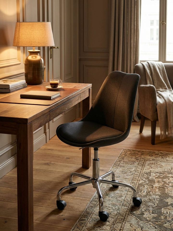 Bürostuhl aus natürlicher Eiche massiv im Einsatz Home Office dekoriert mit Styling-Accessoires Wohnatmosphäre mit Rollen und Drehfunktion gemütlich eingerichtet Wohnen Einrichtung Interior_