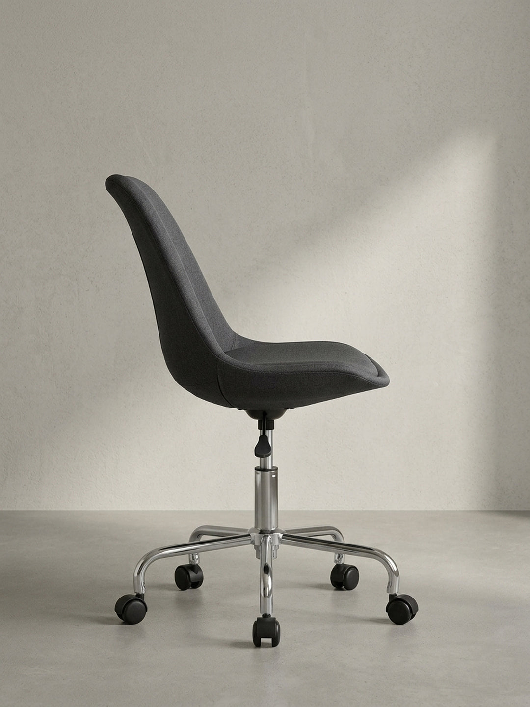 Bürostuhl Eiche Massivholz schwarz Design modern mit Rollen und Drehfunktion 65x65x94 cm Möbel Einrichtung Home Office stilvoll zeitgenössisch elegant Wohnen Interior Zuhause Wohnzimmer_