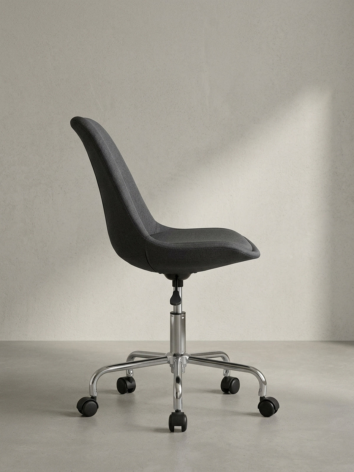 Bürostuhl Eiche Massivholz schwarz Design modern mit Rollen und Drehfunktion 65x65x94 cm Möbel Einrichtung Home Office stilvoll zeitgenössisch elegant Wohnen Interior Zuhause Wohnzimmer_