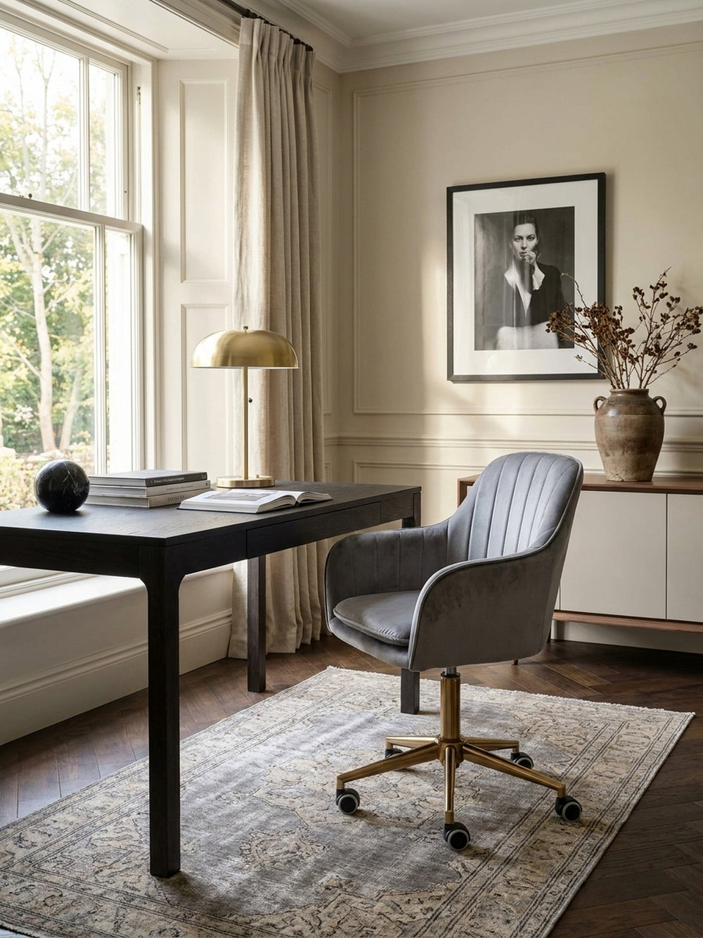 Bürostuhl Samt grau Nahaufnahme weiche Samt-Oberfläche grau mit feinem Schimmer und dichter Textur mit Rollen und Höhenverstellung Qualität Möbel Home Office Wohnen Einrichtung Interior_