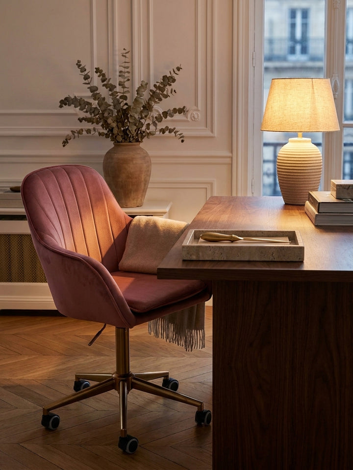 Bürostuhl aus weichem Samt rosa im Einsatz Home Office dekoriert mit Styling-Accessoires Wohnatmosphäre mit Rollen und Höhenverstellung gemütlich eingerichtet Wohnen Einrichtung Interior_