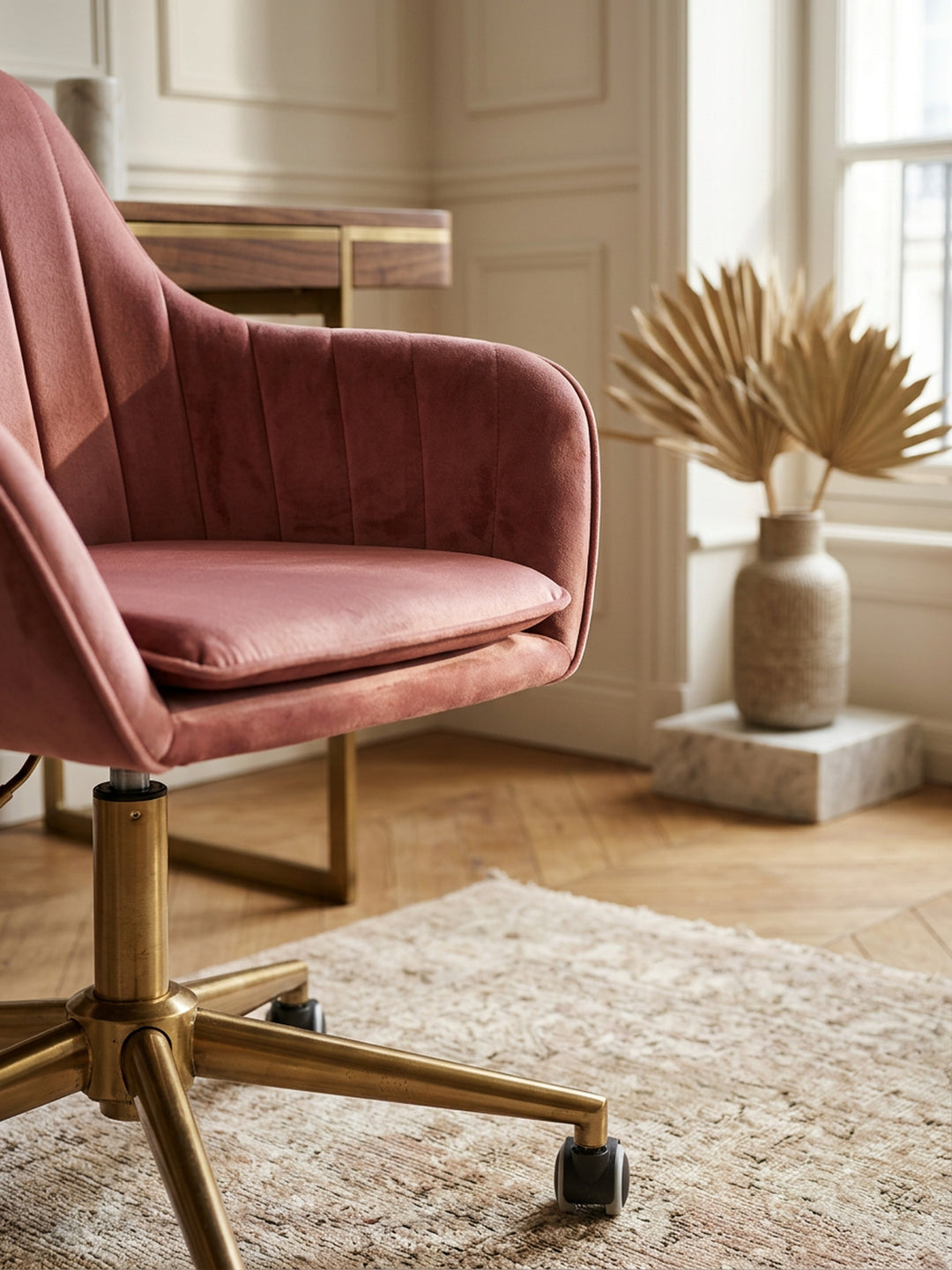 Bürostuhl Samt rosa Nahaufnahme weiche Samt-Oberfläche rosa mit feinem Schimmer und dichter Textur mit Rollen und Höhenverstellung Qualität Möbel Home Office Wohnen Einrichtung Interior_