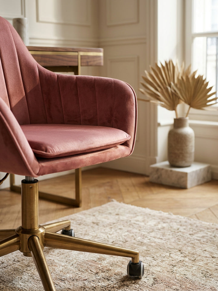 Bürostuhl Samt rosa Nahaufnahme weiche Samt-Oberfläche rosa mit feinem Schimmer und dichter Textur mit Rollen und Höhenverstellung Qualität Möbel Home Office Wohnen Einrichtung Interior_