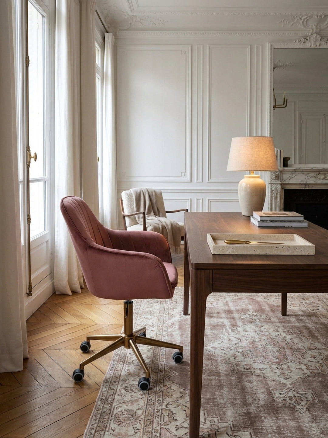 Bürostuhl Samt rosa 54x52x105 cm kombiniert mit passenden Möbeln Home Office Einrichtungsidee Möbelensemble mit Rollen und Höhenverstellung harmonisch Wohnen Interior Zuhause Design_