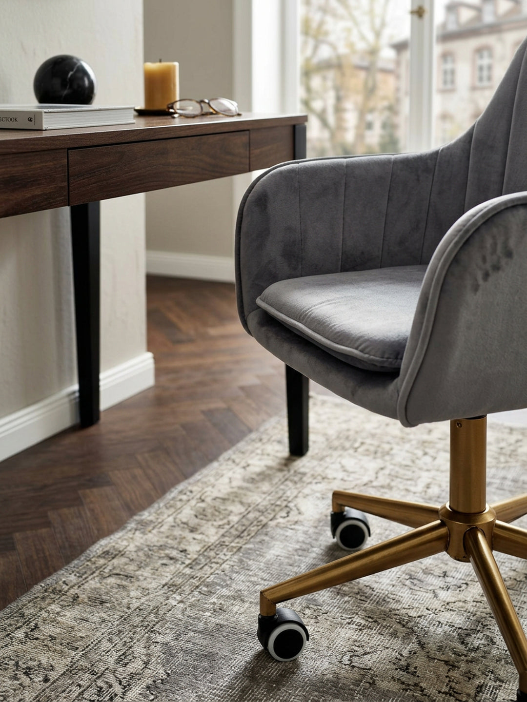 Bürostuhl Samt grau Nahaufnahme weiche Samt-Oberfläche grau mit feinem Schimmer und dichter Textur mit Rollen und Höhenverstellung Qualität Möbel Home Office Wohnen Einrichtung Interior_