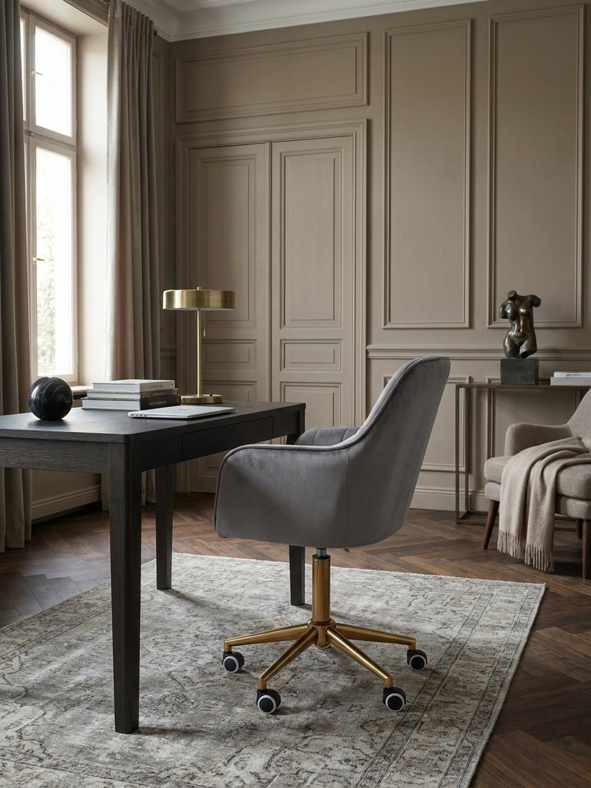 Bürostuhl Samt grau 54x52x105 cm kombiniert mit passenden Möbeln Home Office Einrichtungsidee Möbelensemble mit Rollen und Höhenverstellung harmonisch Wohnen Interior Zuhause Design