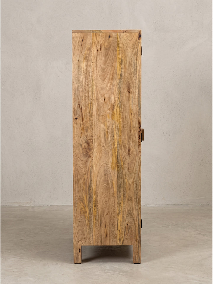 Seitenansicht des natürlichen Mangoholz-Schranks, die die klare Linienführung und die kompakte Tiefe von 44 cm verdeutlicht._