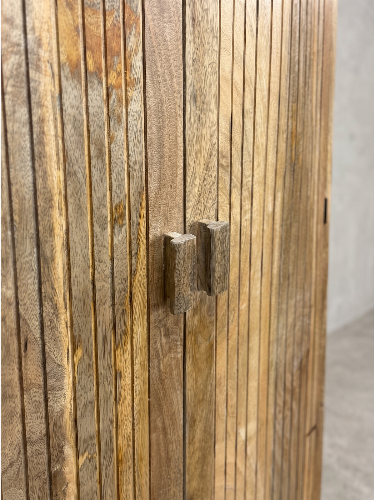 Übersicht des zeitlosen Mehrzweckschranks aus massivem Mangoholz, der natürliche Materialien mit skandinavisch inspiriertem Design vereint.