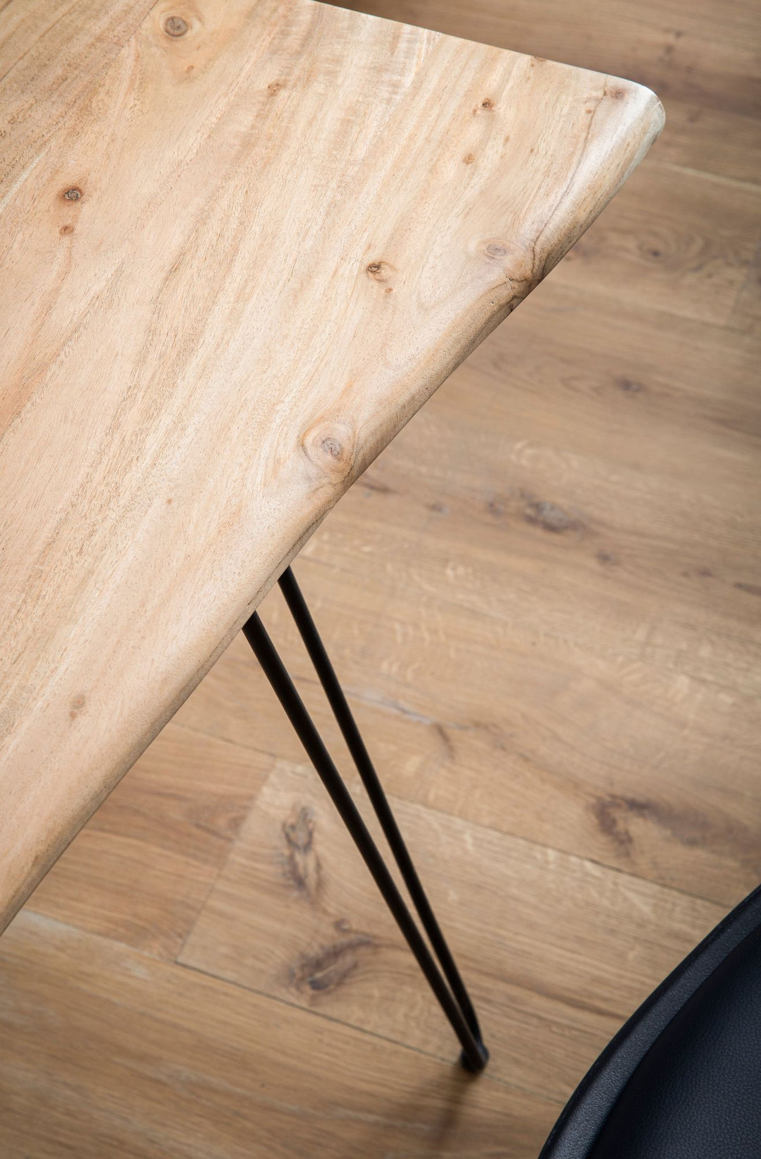 Schreibtisch – Massivholz/Metall, 150x36x75 cm, Baumkante, Haarnadelbeine