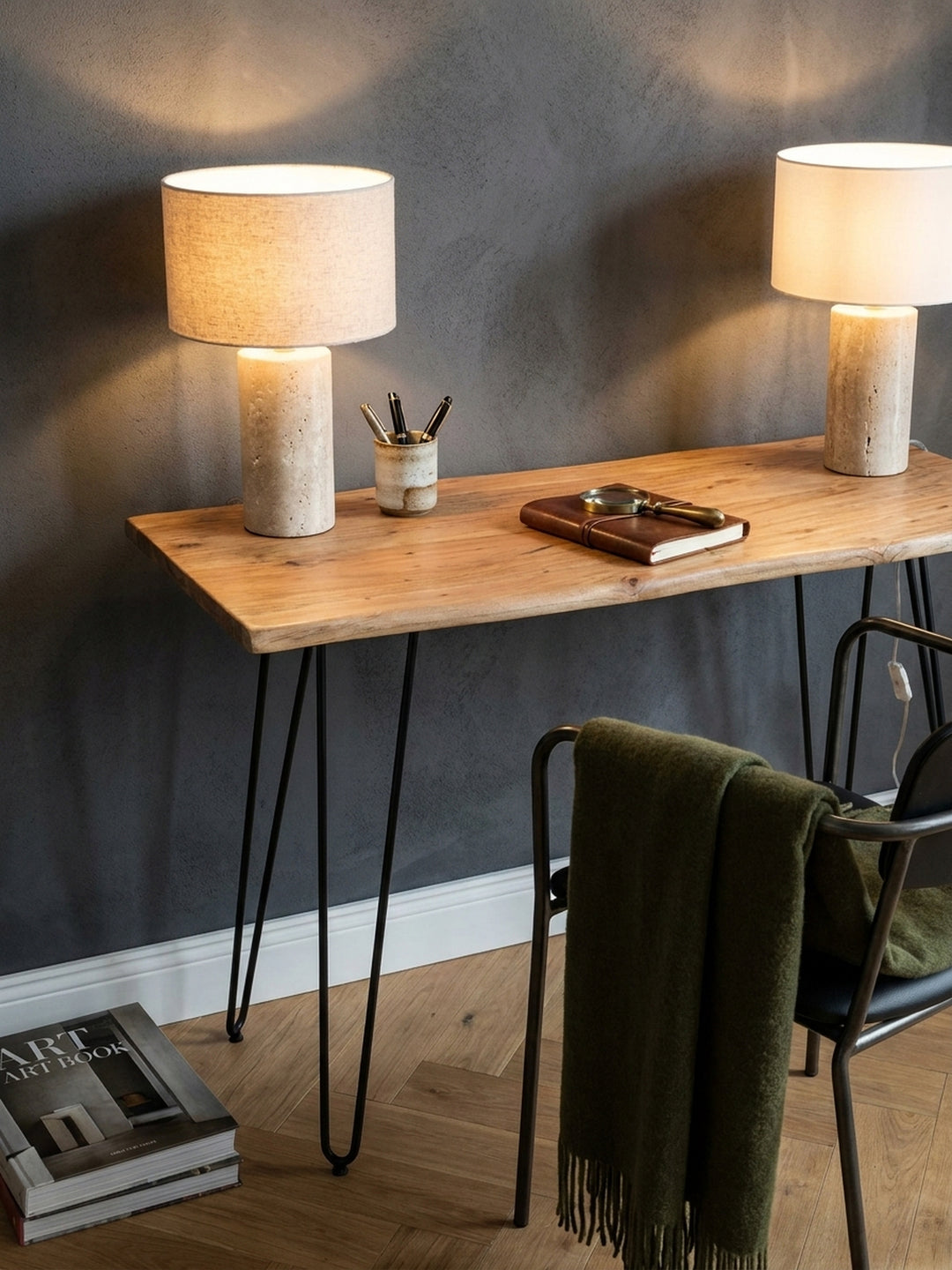 Detailansicht des Laptoptischs aus Akazie mit einer Messinglampe und einem Notizbuch, eine stilvolle Arbeitsecke für das Zuhause._