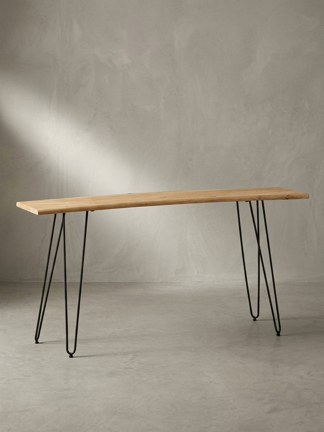 Gesamtüberblick des eleganten Schreibtischs aus Akazie Massivholz, ideal als schmaler Arbeitsplatz oder Konsolentisch im Flur._