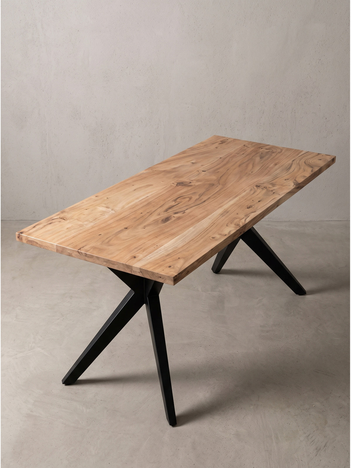 Seitenansicht des 76 cm hohen Computertisches, die dynamischen X-förmigen Eisenbeine unter der massiven Holzplatte im Detail zeigend._