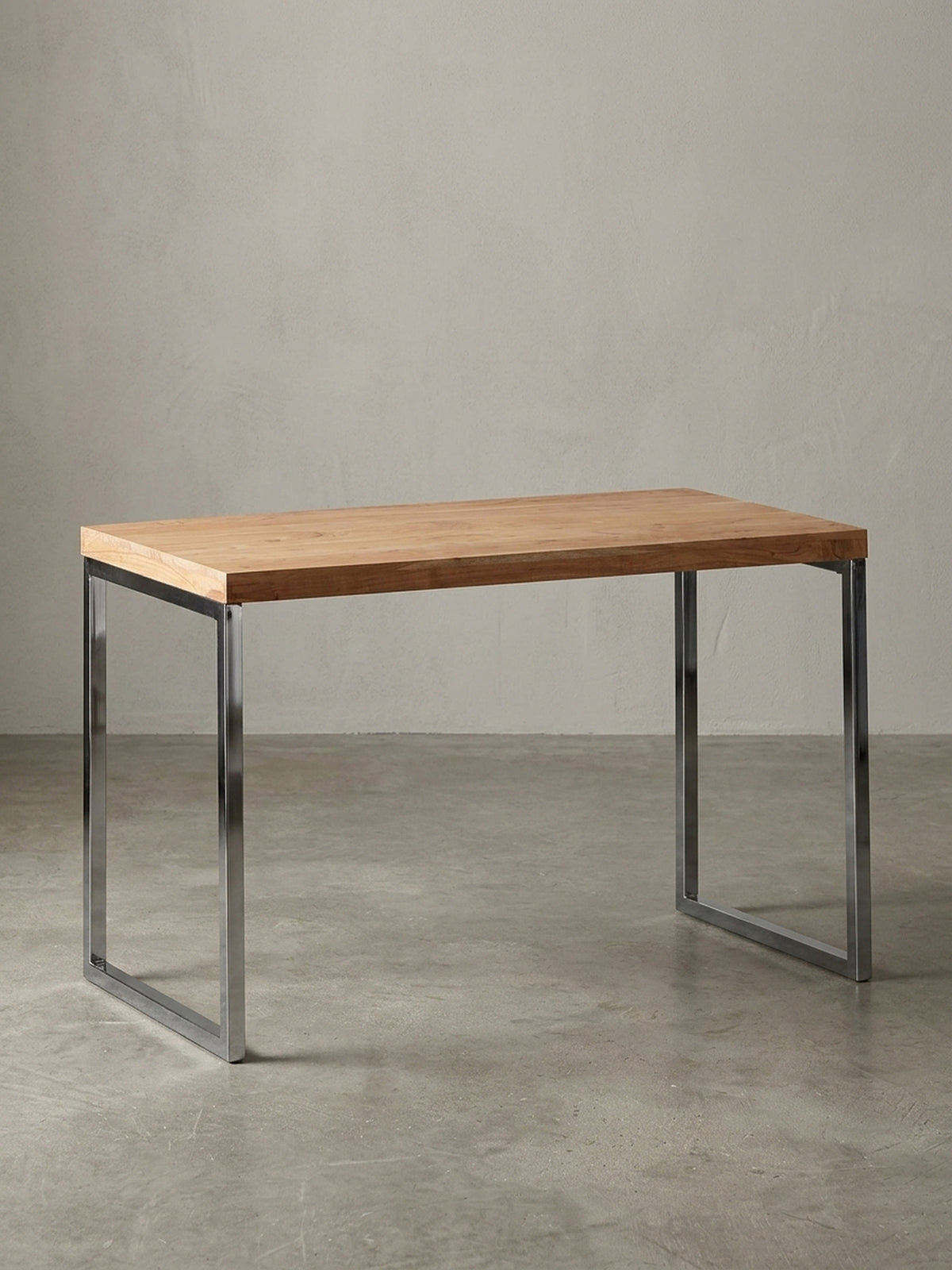 Schreibtisch aus honigfarbenem Akazie-Massivholz mit Handarbeit auf neutralem Betonhintergrund Frontalansicht 60x120x76 cm
