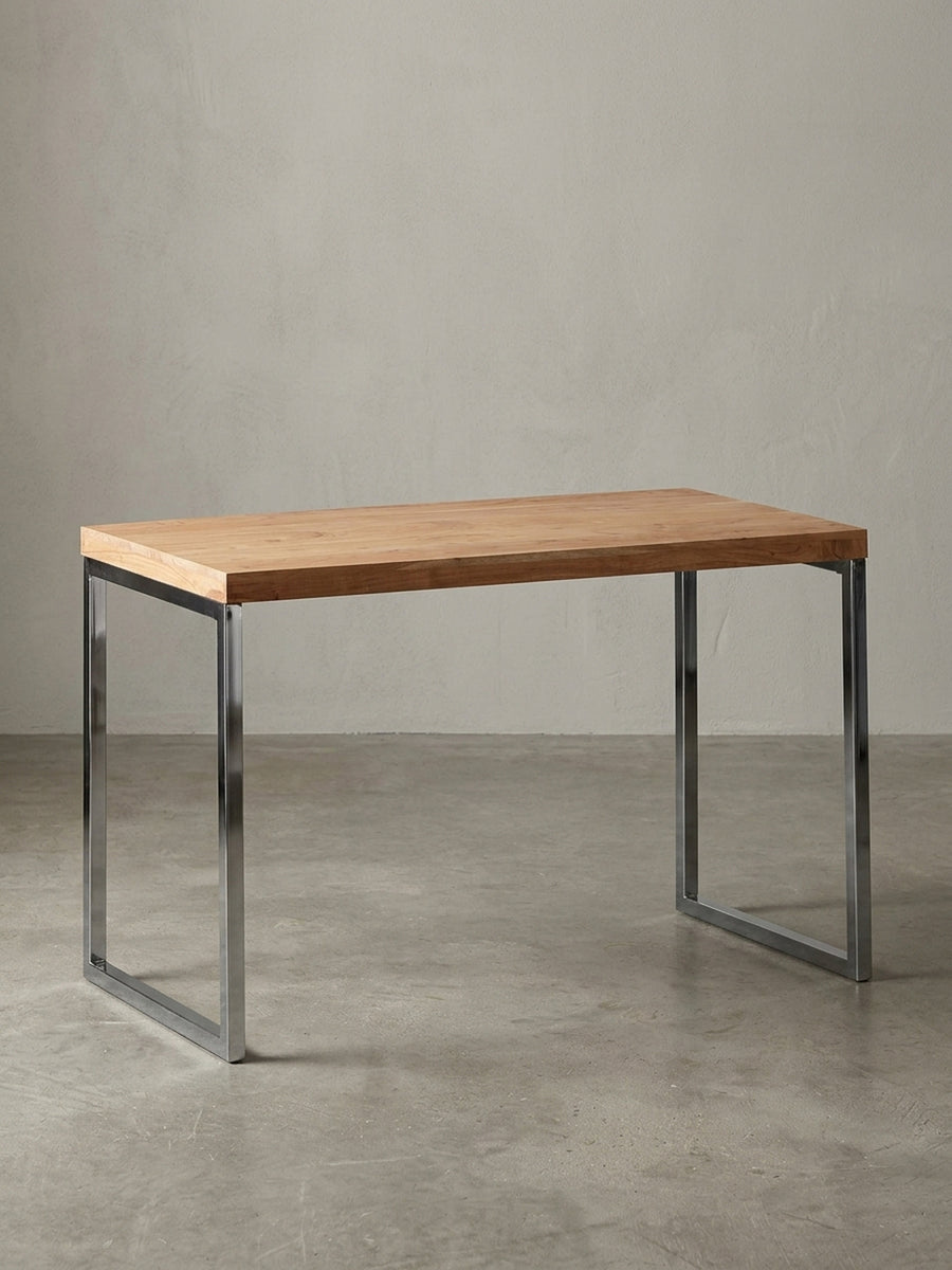 Schreibtisch aus honigfarbenem Akazie-Massivholz mit Handarbeit auf neutralem Betonhintergrund Frontalansicht 60x120x76 cm_