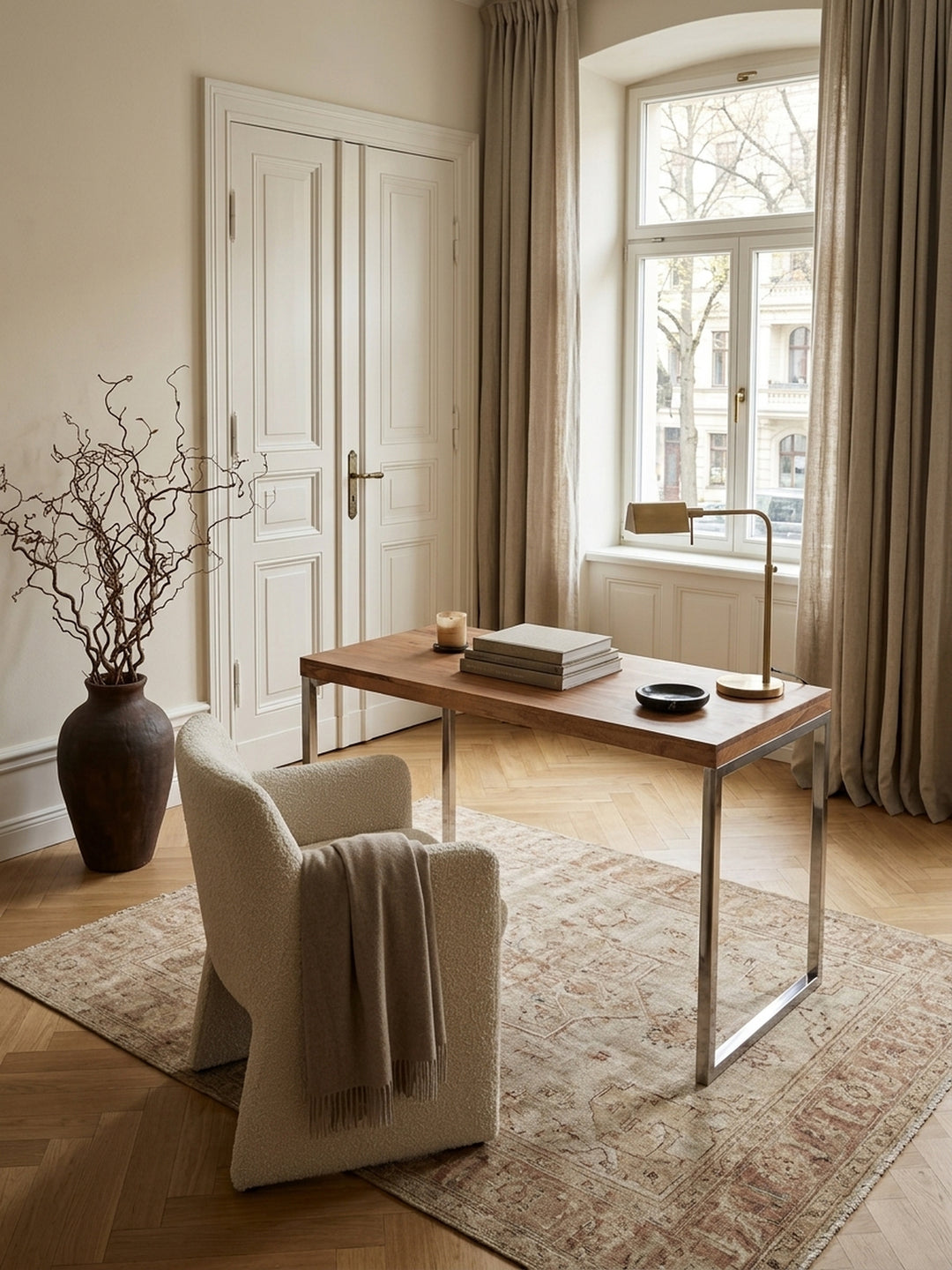 Schreibtisch Akazie Massivholz braun 60x120x76 cm in stilvoller Home Office-Einrichtung mit Dekoration und Accessoires aus der Vogelperspektive mit Handarbeit_