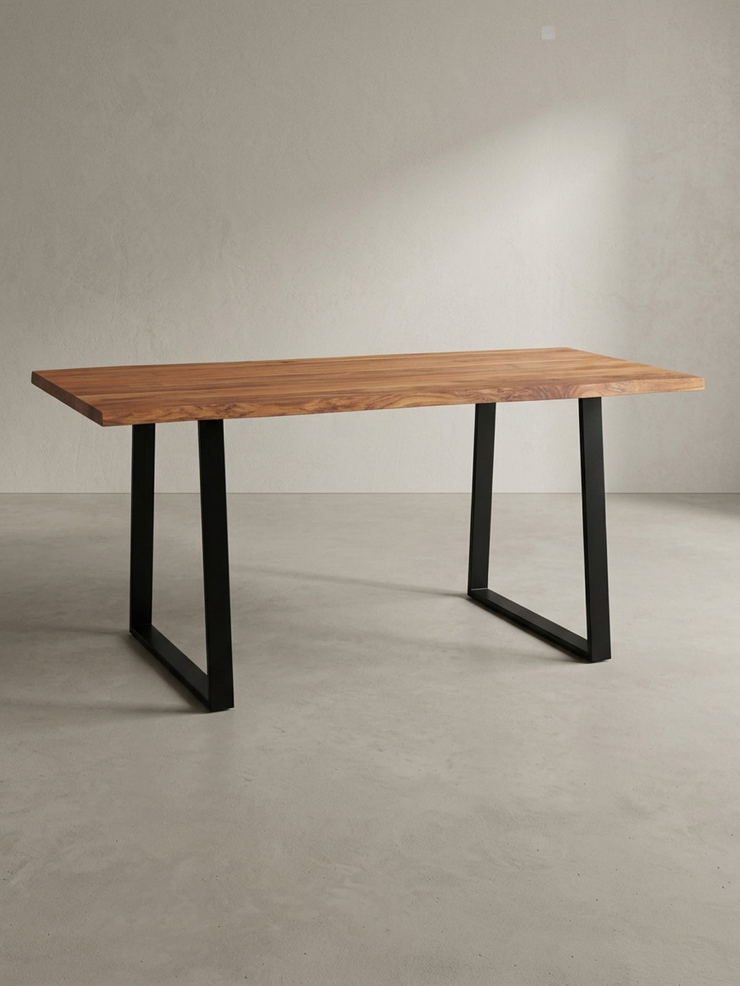 Schrägansicht des Massivholz-Schreibtisches, die die Tiefe der 4 cm starken Tischplatte und das industrielle Design der Beine hervorhebt._