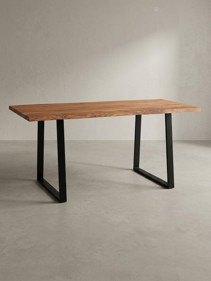 Schrägansicht des Massivholz-Schreibtisches, die die Tiefe der 4 cm starken Tischplatte und das industrielle Design der Beine hervorhebt._