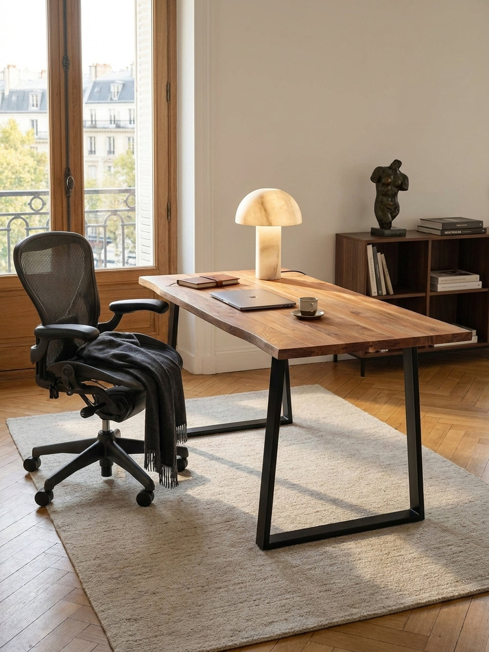 Bürotisch aus Akazienholz kombiniert mit einem ergonomischen schwarzen Bürostuhl, eine stilvolle Einrichtung für das moderne Arbeitszimmer._