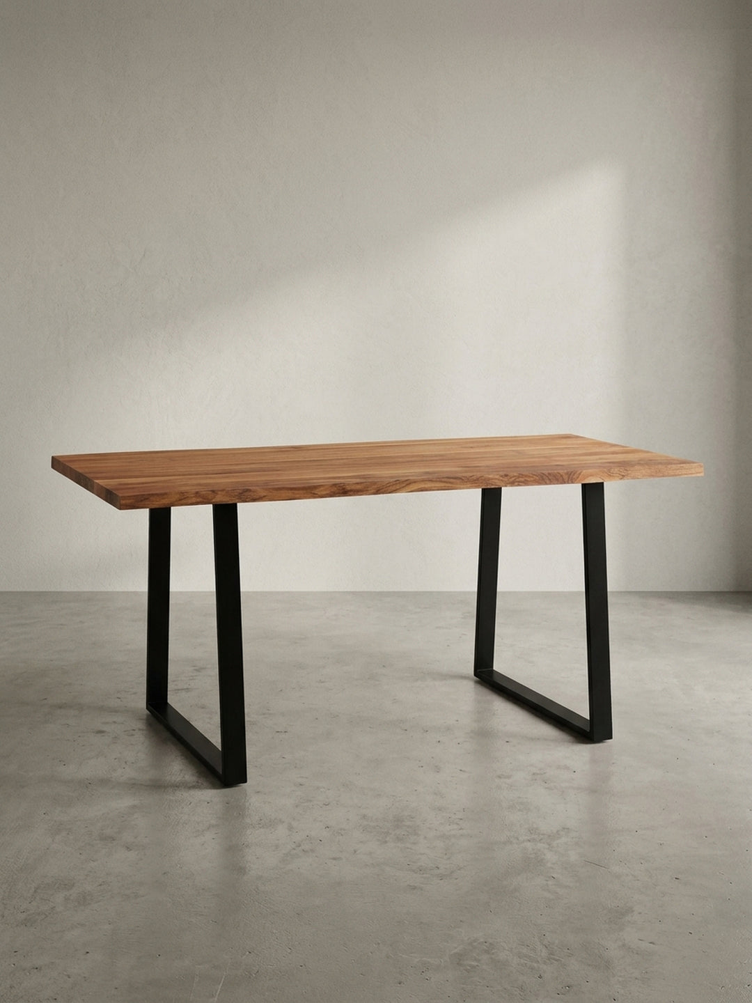 Freigestellter Schreibtisch aus Akazie Massivholz mit 140 cm Breite und schwarzen Metallbeinen in Frontalansicht vor weißem Hintergrund._