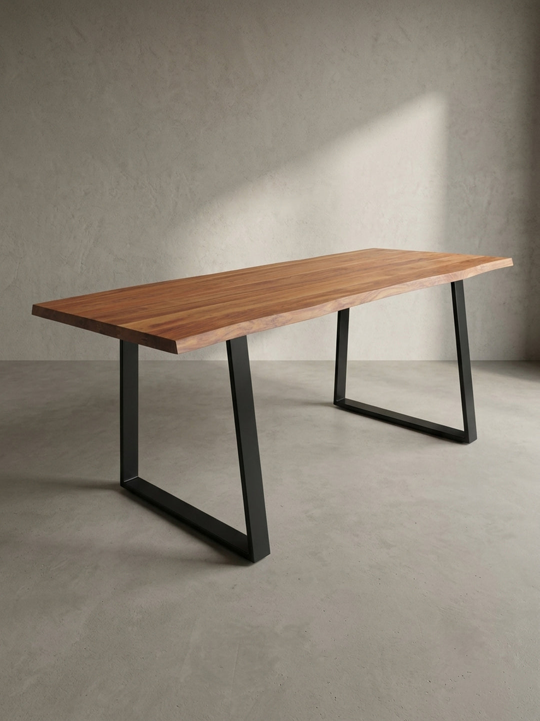Schreibtisch in schräger 3/4-Ansicht, die die Tiefe der 4 cm dicken Massivholzplatte aus Akazie und das Design der schwarzen Trapezkufen zeigt._