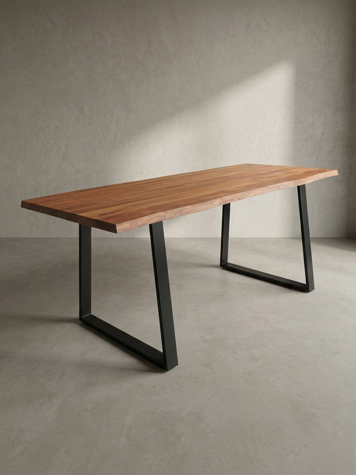 Schreibtisch in schräger 3/4-Ansicht, die die Tiefe der 4 cm dicken Massivholzplatte aus Akazie und das Design der schwarzen Trapezkufen zeigt._
