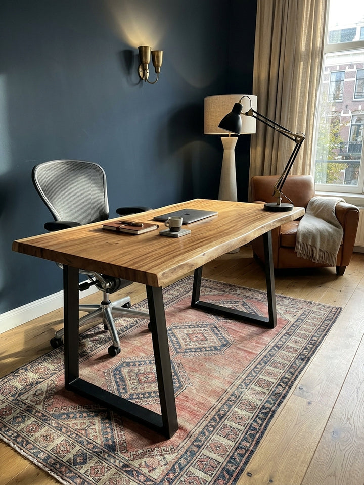 Der Holztisch mit schwarzen Trapezbeinen kombiniert mit einem ergonomischen Bürostuhl vor einem großen Fenster, eine ideale Einrichtung für das produktive Homeoffice._