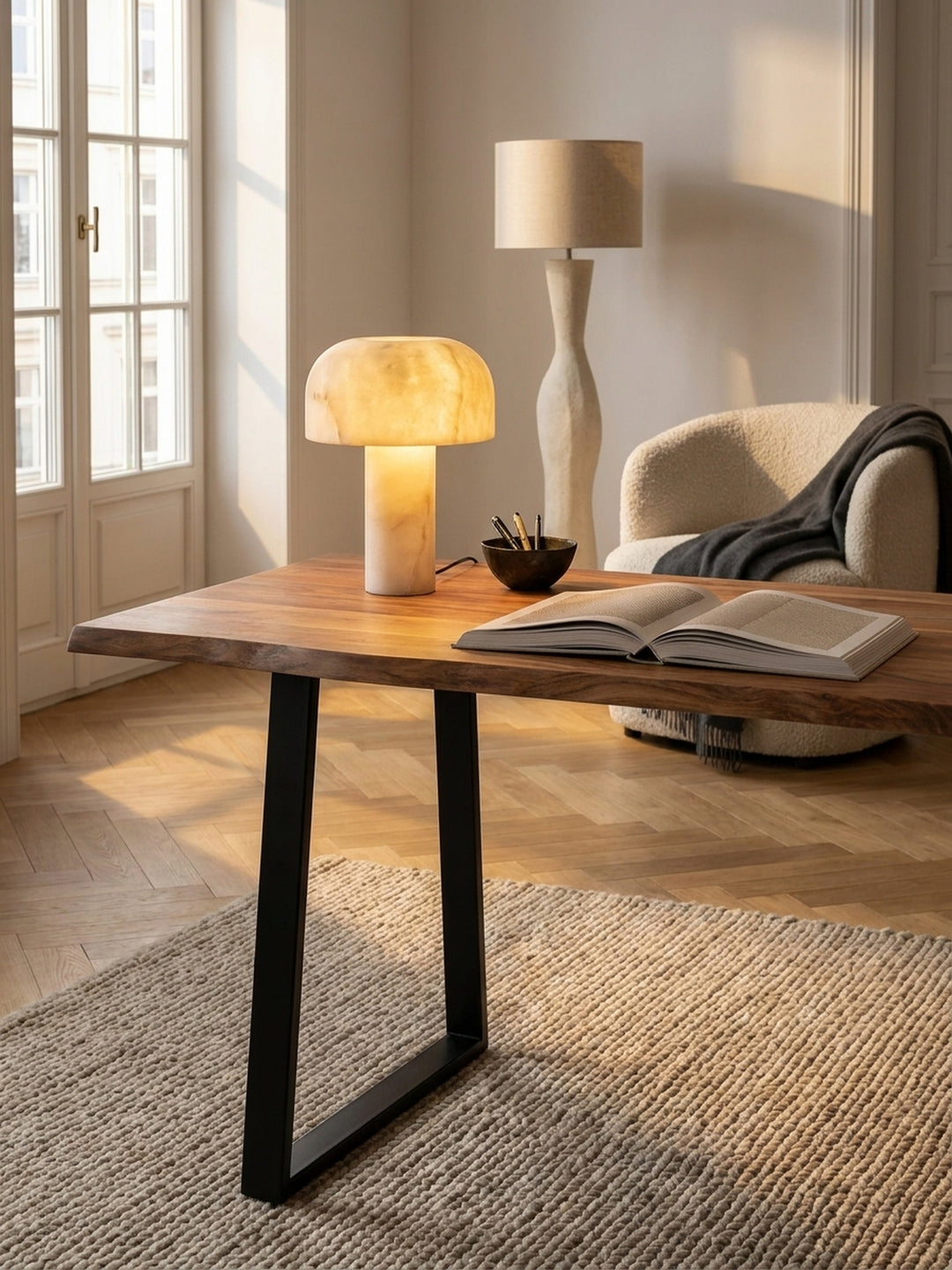 Der kompakte Computertisch aus Holz mit Platz für Laptop und Notizbuch, ideal für konzentriertes Arbeiten im heimischen Arbeitszimmer._
