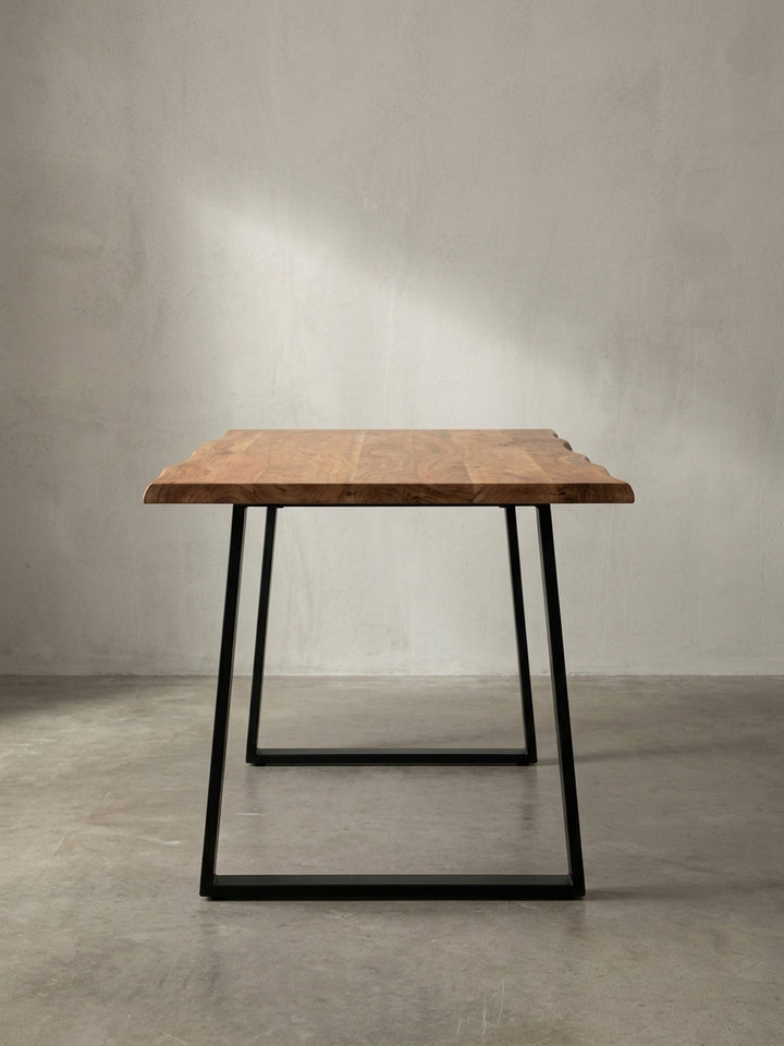Gesamtüberblick über den Homeoffice-Tisch aus Akazie und Metall, der robustes Design mit natürlicher Eleganz für ein stilvolles Arbeitszimmer verbindet._