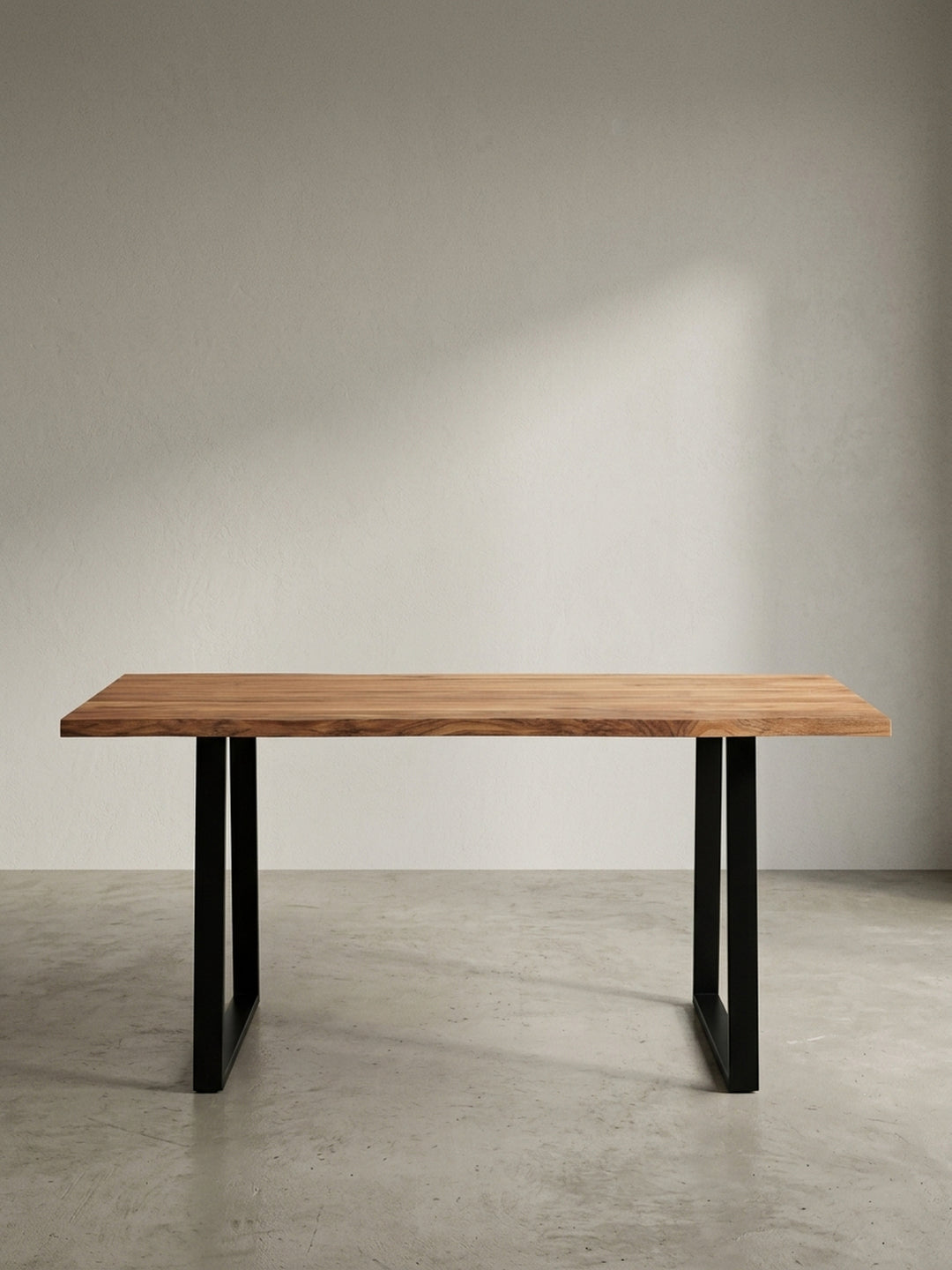 Frontansicht des Schreibtisches aus Akazie Massivholz, 160 cm breit, mit markanter Baumkante und stabilen, schwarzen Metall-Trapezbeinen auf weißem Hintergrund._
