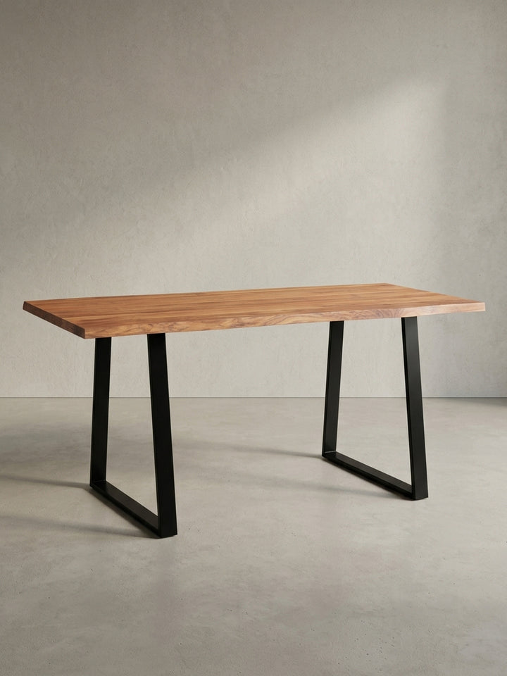 Schreibtisch mit massiver Akazienholzplatte und Baumkante in der 3/4-Ansicht, die die Tiefe der 4 cm starken Platte zeigt._