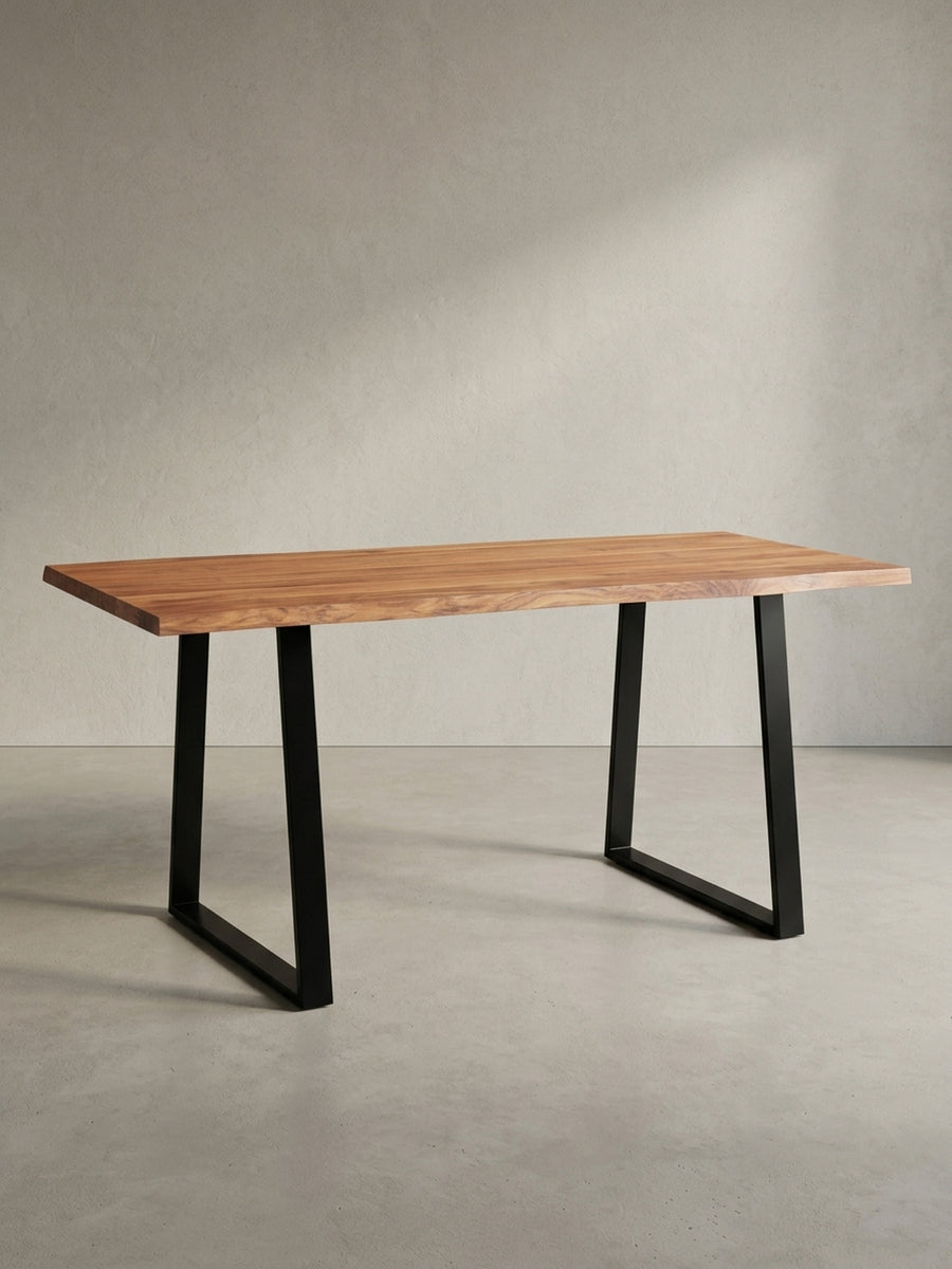 Schreibtisch mit massiver Akazienholzplatte und Baumkante in der 3/4-Ansicht, die die Tiefe der 4 cm starken Platte zeigt._
