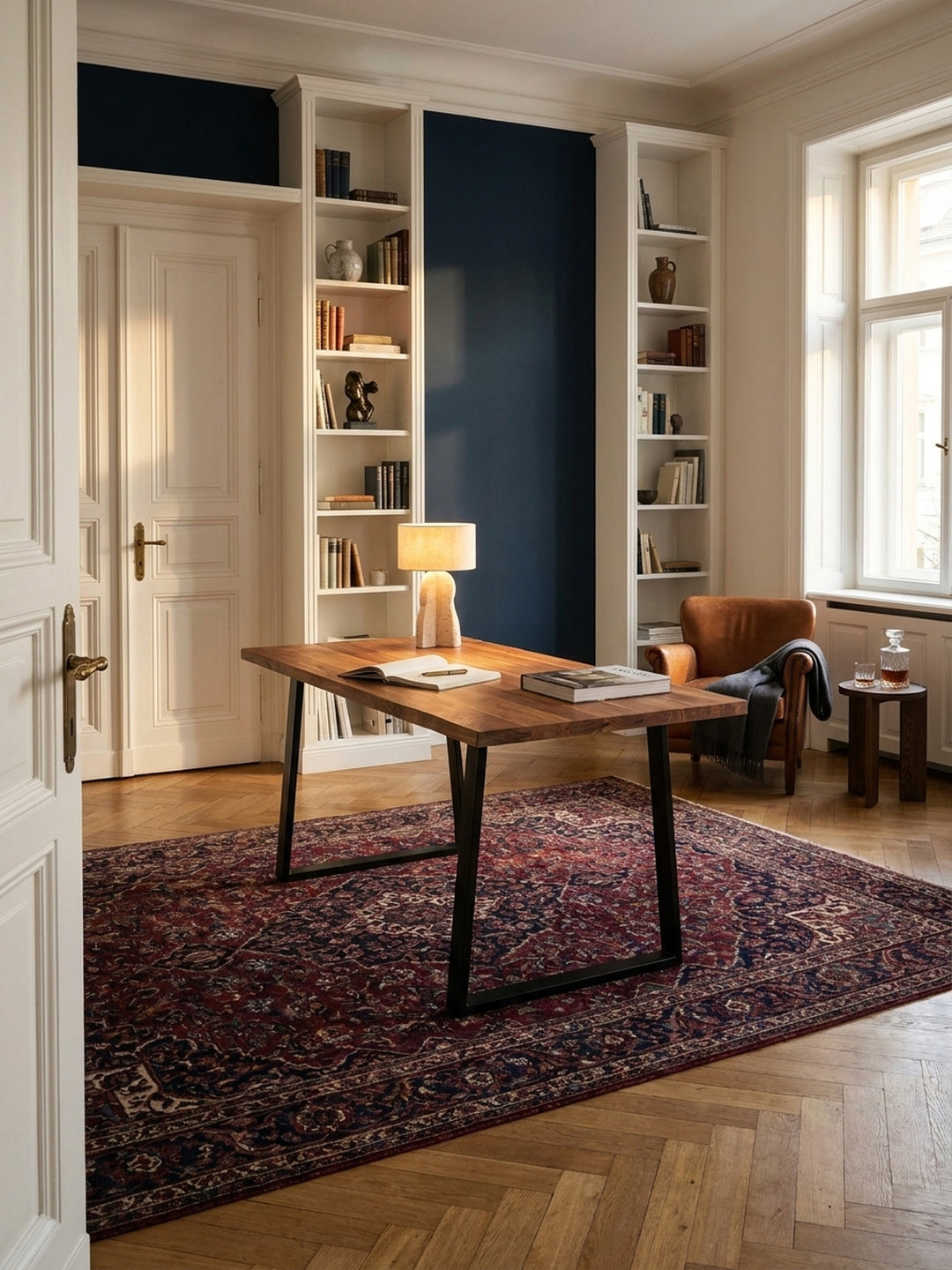 Großer Massivholz-Schreibtisch aus Akazie mit Baumkante im Mittelpunkt eines eleganten Home Office mit Bücherregal und Vintage-Teppich._