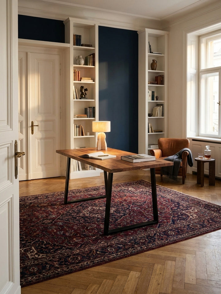 Großer Massivholz-Schreibtisch aus Akazie mit Baumkante im Mittelpunkt eines eleganten Home Office mit Bücherregal und Vintage-Teppich._