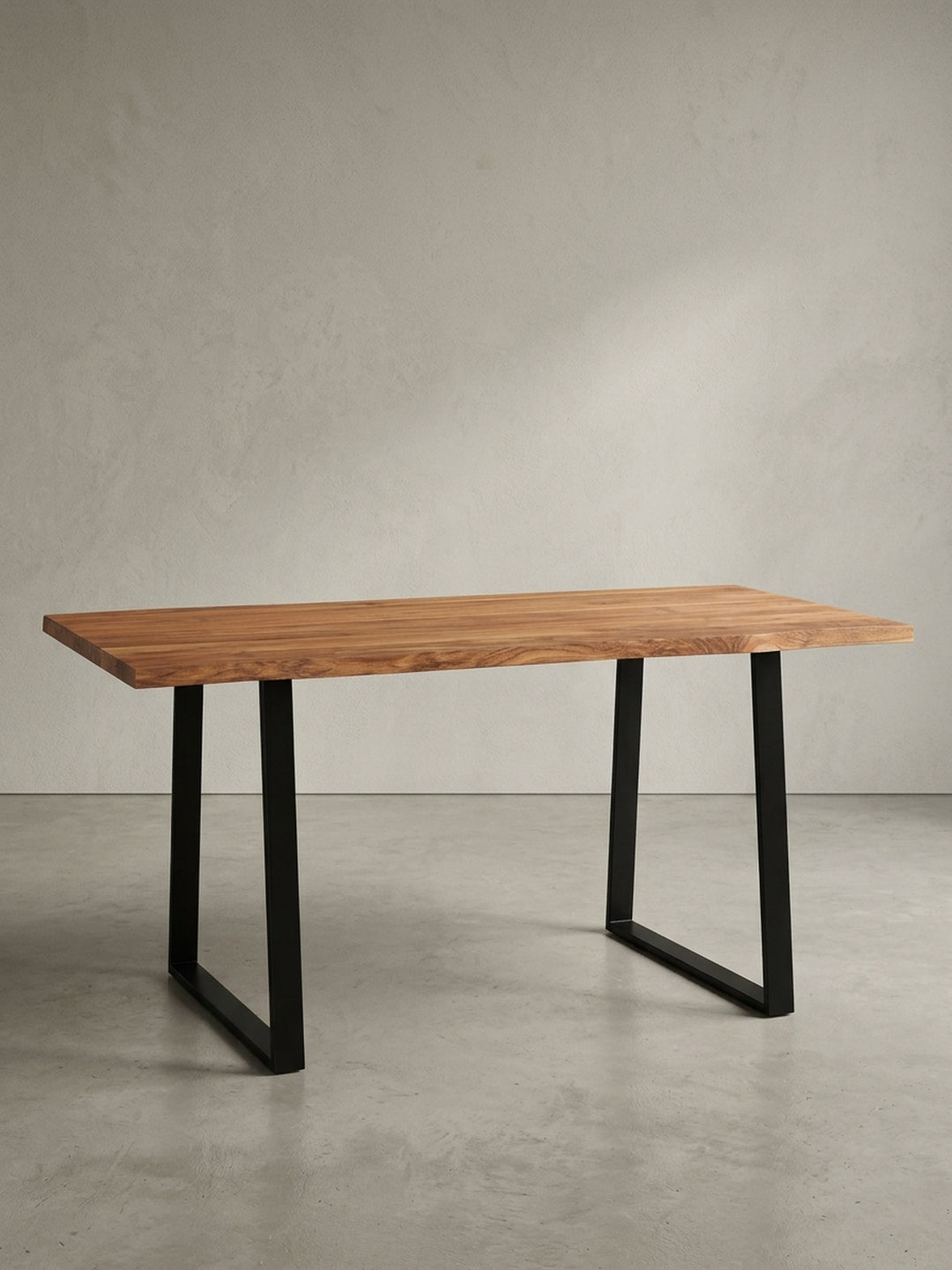 Der Laptoptisch aus massivem Akazienholz mit markanter Baumkante und stabilen Metallbeinen als Design-Highlight für das Arbeitszimmer._