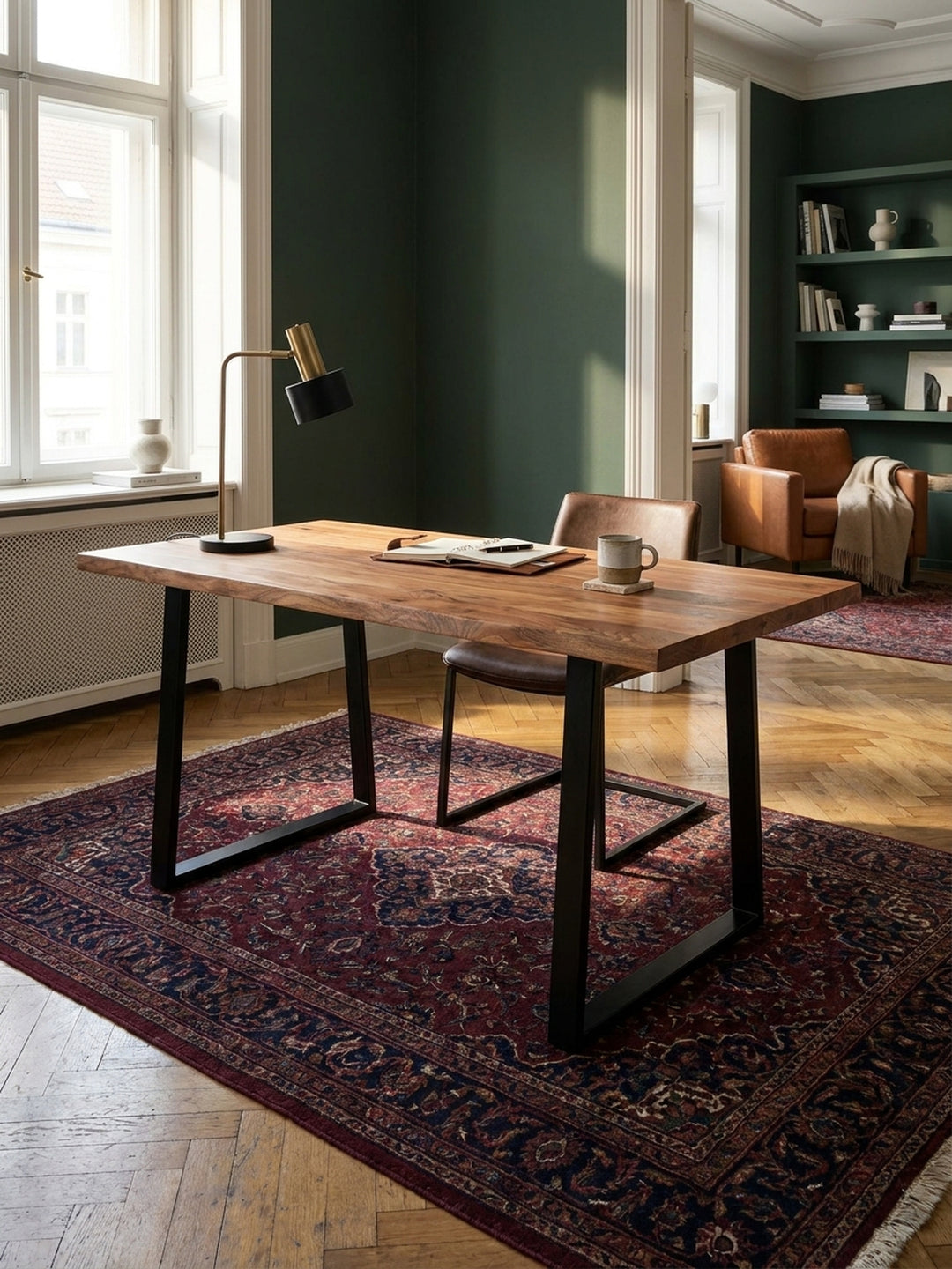 Massiver Akazie-Bürotisch kombiniert mit einem Ledersessel und einer Messing-Leselampe, eine elegante Einrichtungsidee für das heimische Arbeitszimmer._