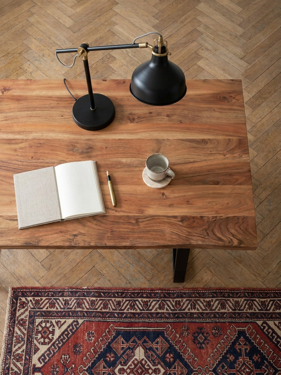 Aufsicht auf einen 200x100 cm Schreibtisch aus Akazie in einem elegant eingerichteten Arbeitszimmer, der großzügigen Platz für kreatives Arbeiten bietet._
