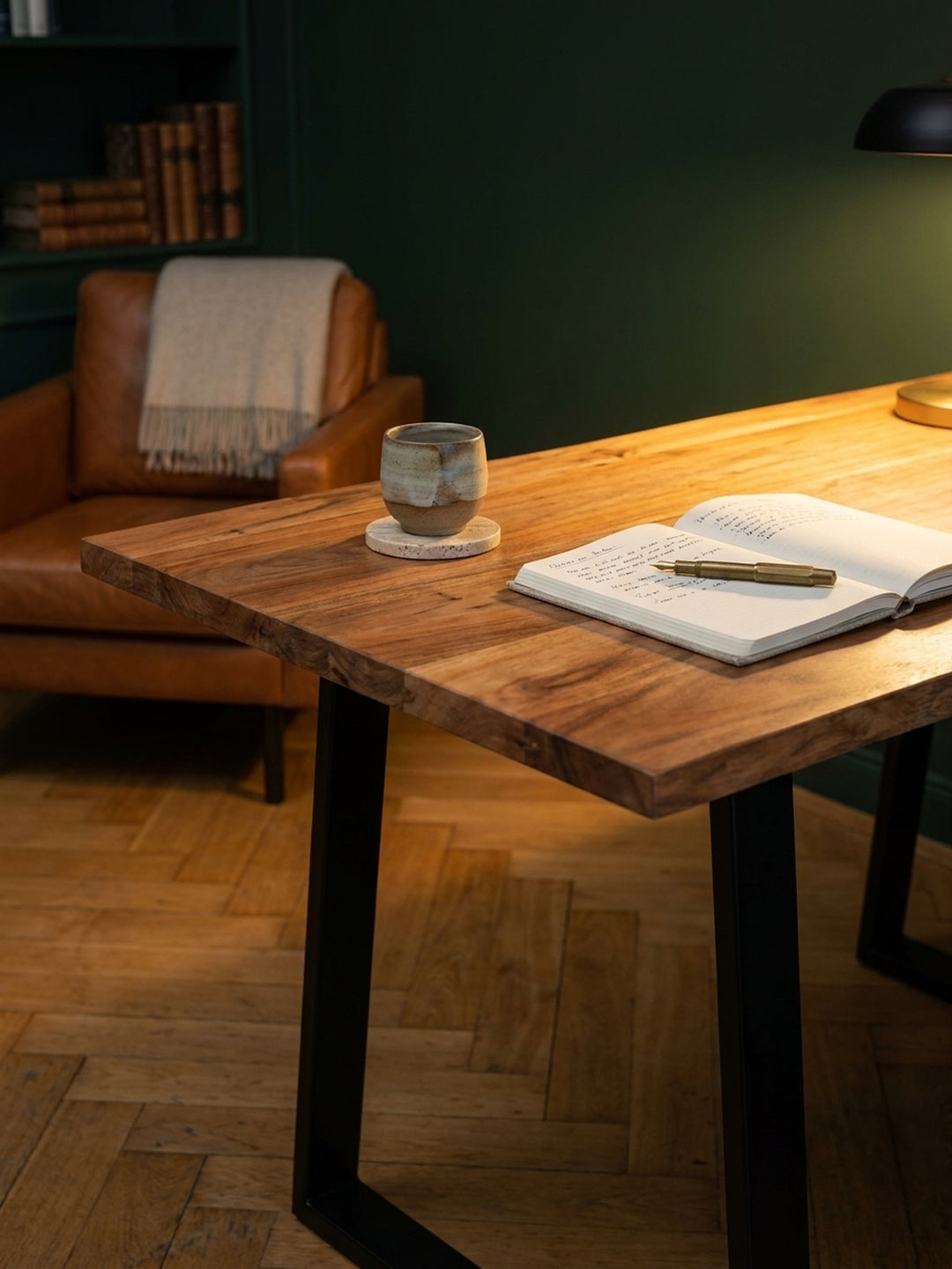 Detailansicht des Akazienholz-Schreibtisches mit einem offenen Notizbuch und einer Tasse Kaffee, die eine inspirierende Arbeitsatmosphäre im Home-Office schafft._