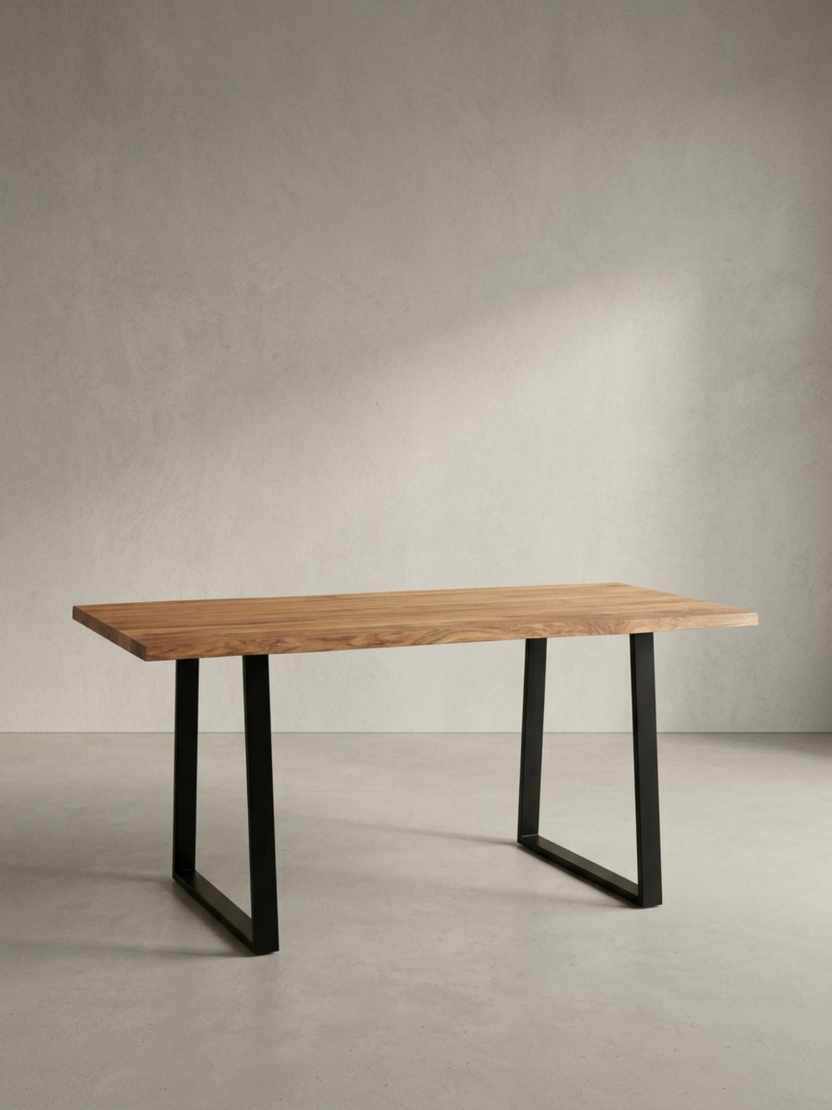 Der Massivholz-Schreibtisch mit seiner warmen Holzfarbe und den robusten schwarzen Beinen als Statement-Möbel für das Arbeitszimmer.