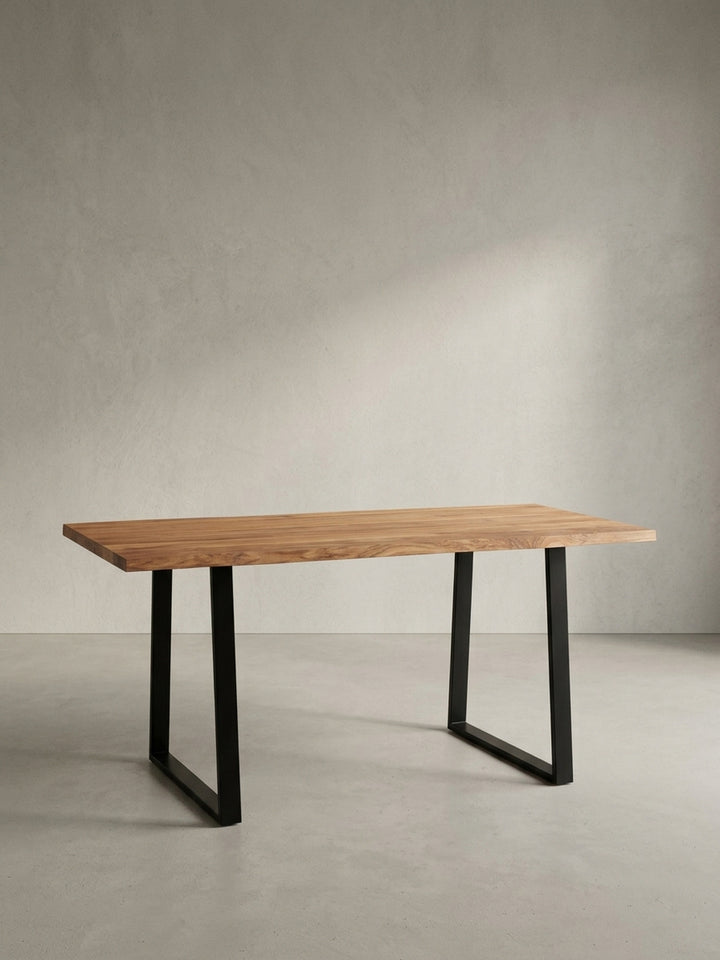 Der Massivholz-Schreibtisch mit seiner warmen Holzfarbe und den robusten schwarzen Beinen als Statement-Möbel für das Arbeitszimmer._