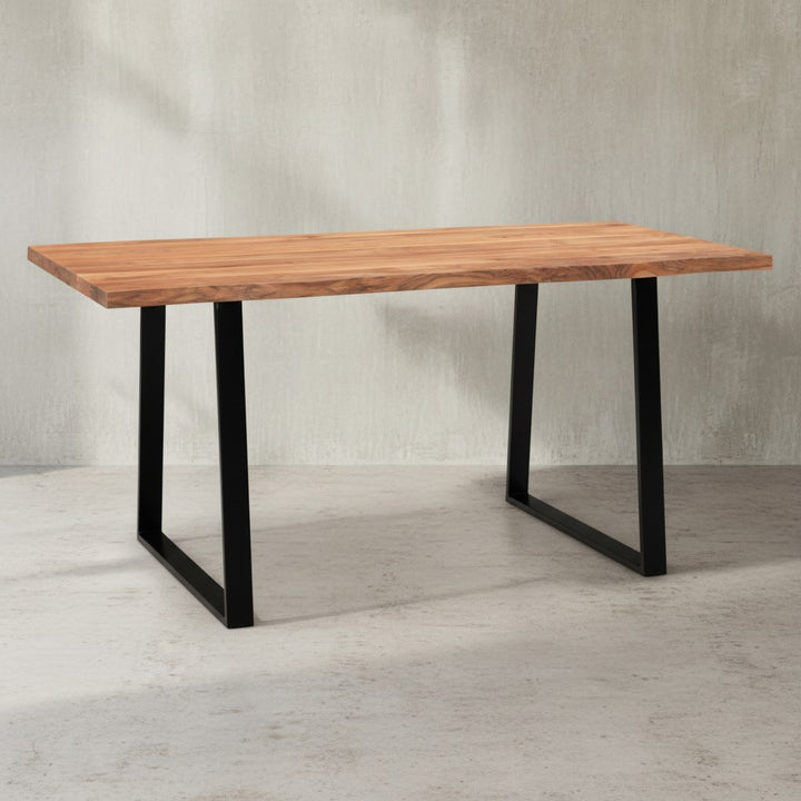 Schreibtisch mit Arbeitsfläche aus Akazienholz - Goldbraune Platte mit Baumkante für kleine Räume von Kadima Design_