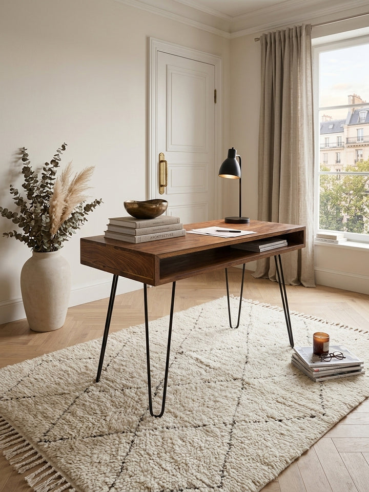 Schreibtisch Sheesham Massivholz schwarz 60x110x76 cm in stilvoller Home Office-Einrichtung mit Dekoration und Accessoires aus der Vogelperspektive_